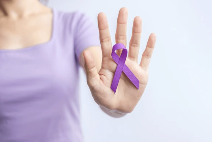 Ruban violet discret évoquant la fibromyalgie dans une ambiance douce et claire