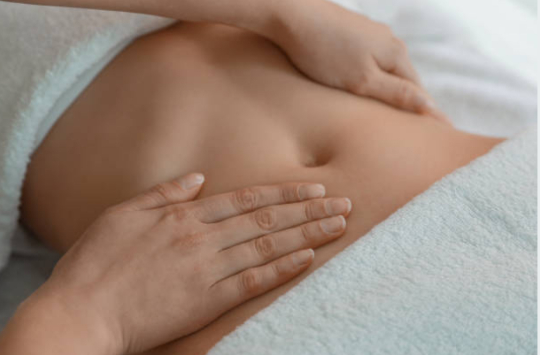 Massage du ventre dans le cadre d'un soin Tuina minceur