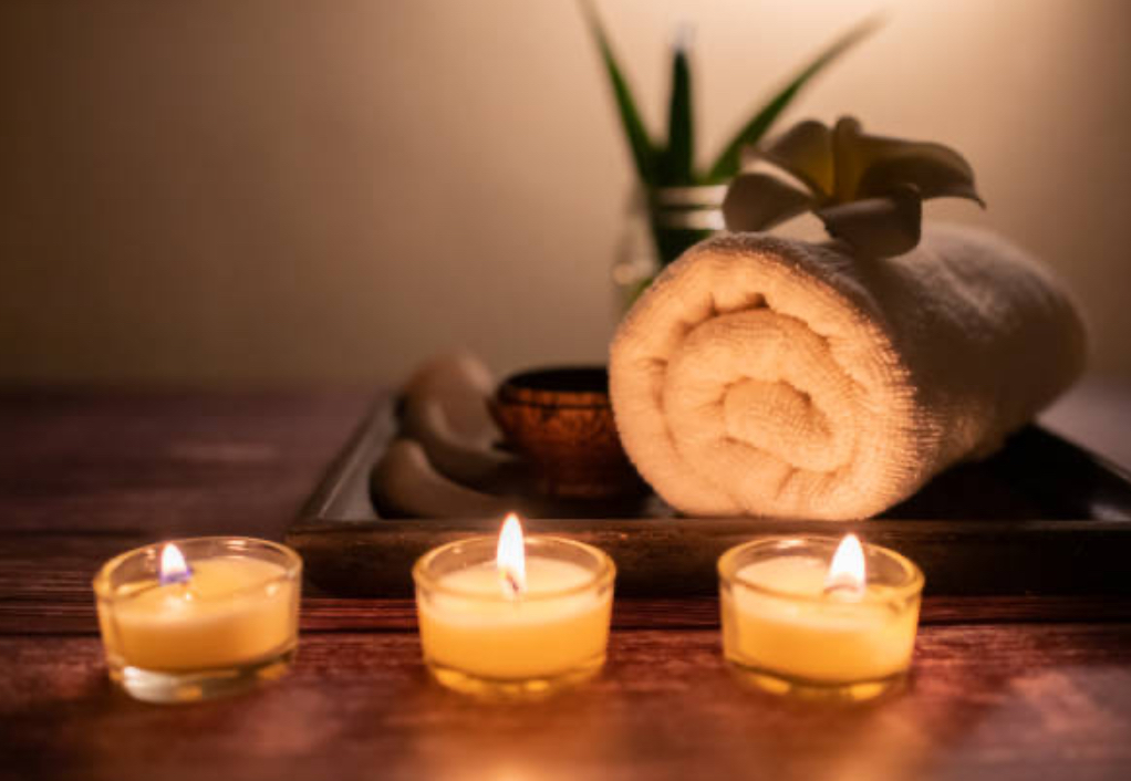 Ambiance douce de soin avec serviette et bougies